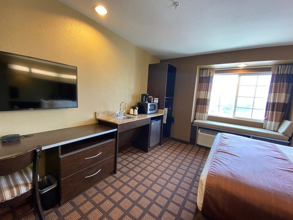 Microtel Inn & Suites Kenedy Exterior photo