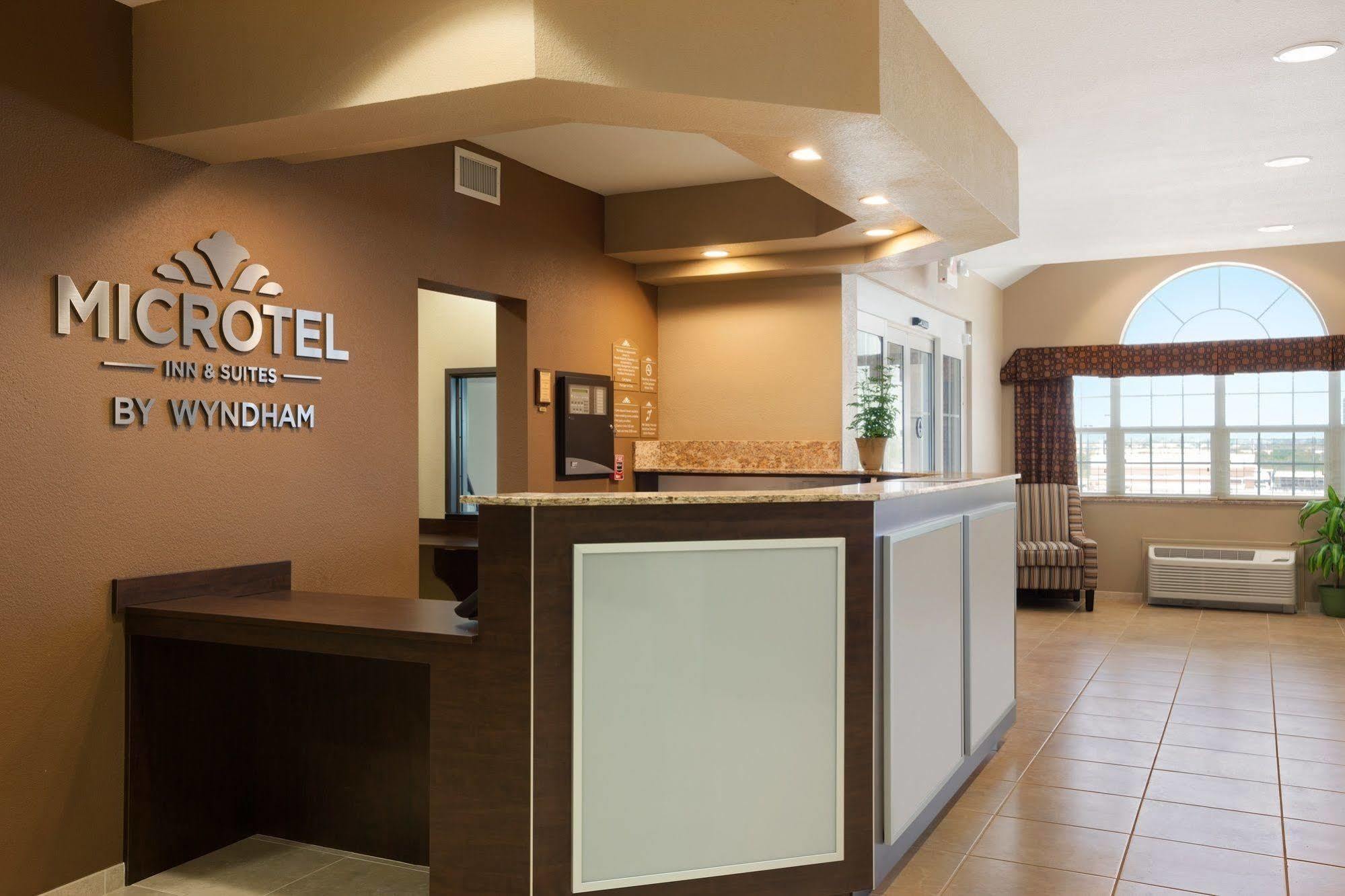 Microtel Inn & Suites Kenedy Exterior photo